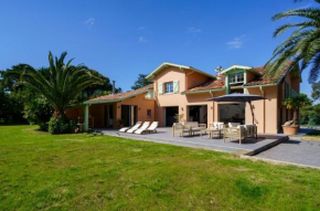 Villa La Conciergerie à Biarritz, avec Fronton pour Pelote Basque, Boulodrome, Bar-Comptoir